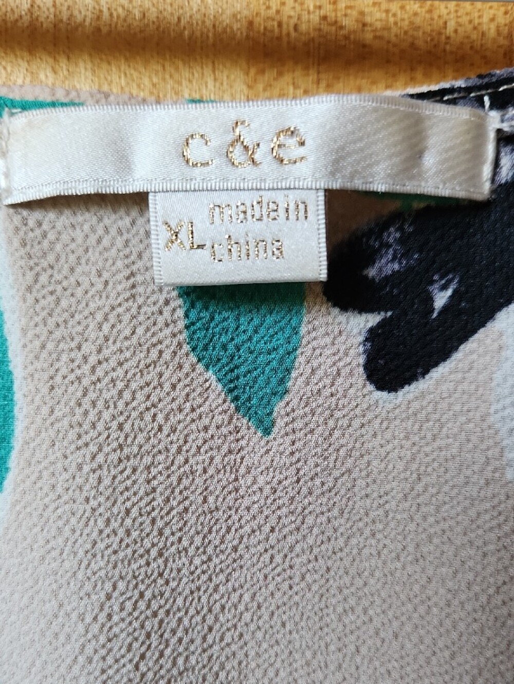 C & E Lifestyle, Sz XL, Cold-Shoulder Floral V-Neck Top in Beige and Teal. - Picture 3 of 10